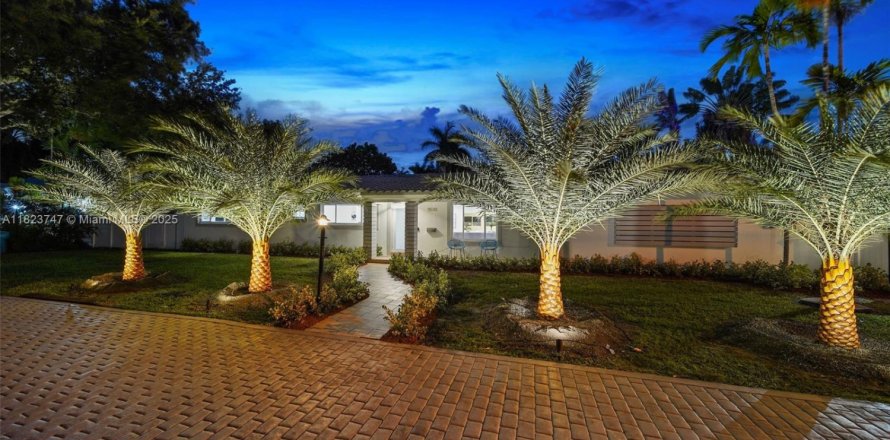 House in Biscayne Park, Florida 4 bedrooms, 265.33 sq.m. № 1788455