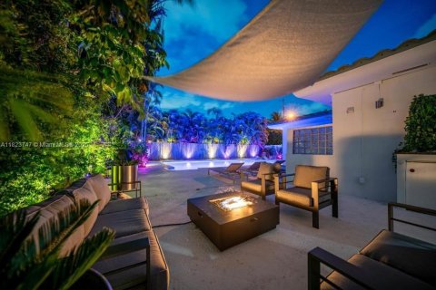 House in Biscayne Park, Florida 4 bedrooms, 265.33 sq.m. № 1788455 - photo 5