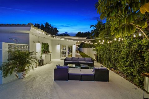 House in Biscayne Park, Florida 4 bedrooms, 265.33 sq.m. № 1788455 - photo 24