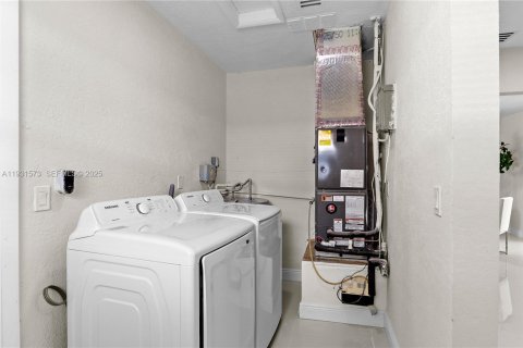 Casa en venta en Hollywood, Florida, 3 dormitorios, 124.49 m2 № 1992340 - foto 30