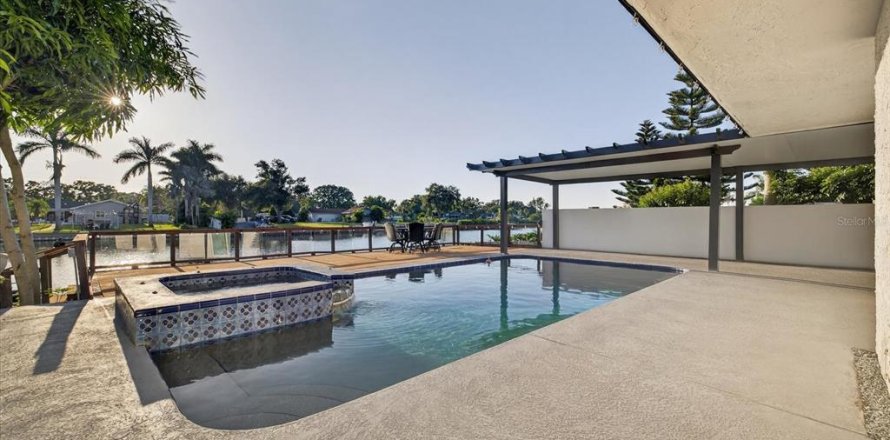Villa ou maison à Clearwater, Floride 5 chambres, 292.83 m2 № 1899830