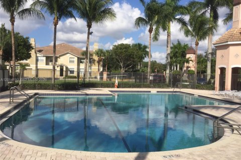 House in North Lauderdale, Florida 3 bedrooms, 144.28 sq.m. № 2076227 - photo 7