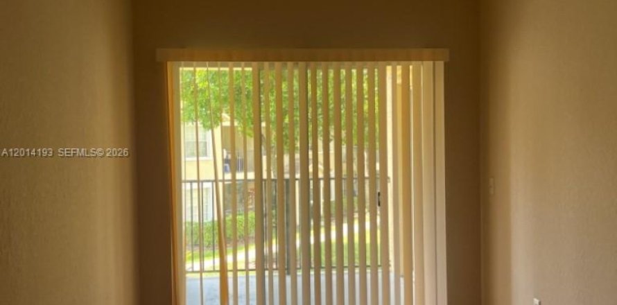 House in North Lauderdale, Florida 3 bedrooms, 144.28 sq.m. № 2076227
