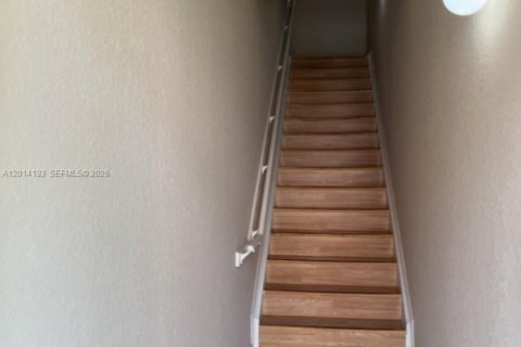 House in North Lauderdale, Florida 3 bedrooms, 144.28 sq.m. № 2076227 - photo 4