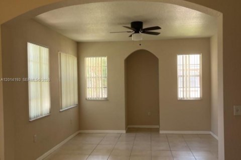 House in North Lauderdale, Florida 3 bedrooms, 144.28 sq.m. № 2076227 - photo 2