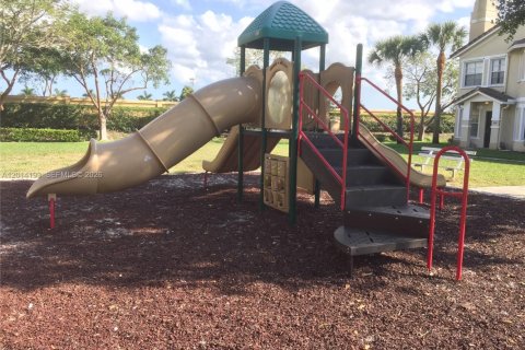House in North Lauderdale, Florida 3 bedrooms, 144.28 sq.m. № 2076227 - photo 8