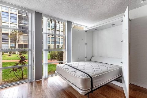 Condo in Hallandale Beach, Florida, 1 bedroom  № 1862965 - photo 9