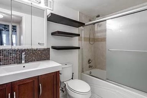 Condo in Hallandale Beach, Florida, 1 bedroom  № 1862965 - photo 13