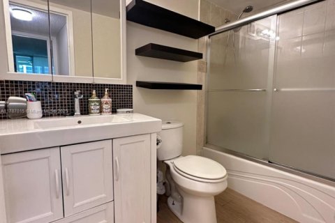 Condo in Hallandale Beach, Florida, 1 bedroom  № 1862965 - photo 12