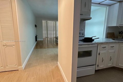 Condo in Hallandale Beach, Florida, 1 bedroom  № 1862965 - photo 1