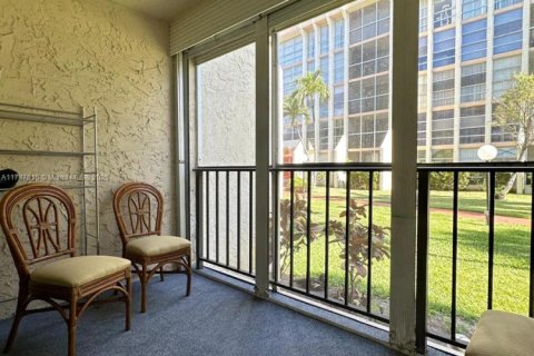 Condo in Hallandale Beach, Florida, 1 bedroom  № 1862965 - photo 17
