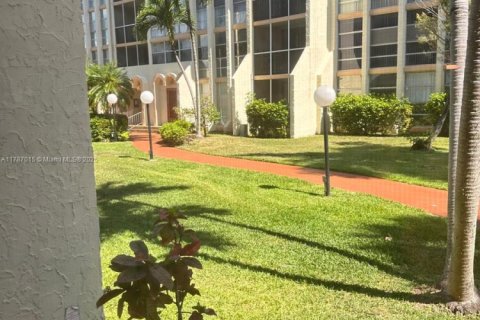 Condo in Hallandale Beach, Florida, 1 bedroom  № 1862965 - photo 21