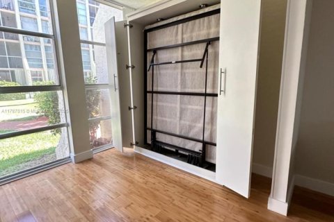 Condo in Hallandale Beach, Florida, 1 bedroom  № 1862965 - photo 10