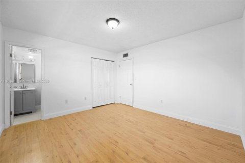 Condo in Hallandale Beach, Florida, 2 bedrooms  № 1971740 - photo 19