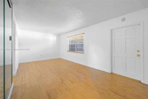 Condo in Hallandale Beach, Florida, 2 bedrooms  № 1971740 - photo 6