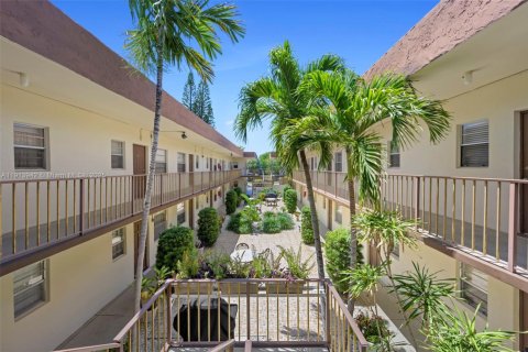 Condo in Hallandale Beach, Florida, 2 bedrooms  № 1971740 - photo 21
