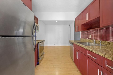 Condo in Hallandale Beach, Florida, 2 bedrooms  № 1971740 - photo 12