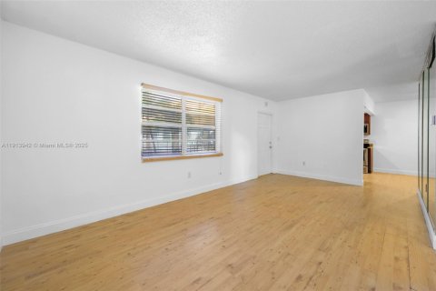 Condo in Hallandale Beach, Florida, 2 bedrooms  № 1971740 - photo 7