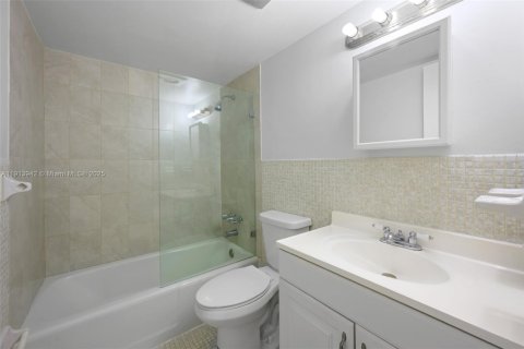 Condo in Hallandale Beach, Florida, 2 bedrooms  № 1971740 - photo 16