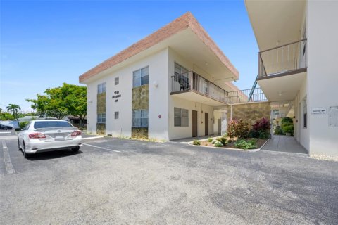 Condo in Hallandale Beach, Florida, 2 bedrooms  № 1971740 - photo 3