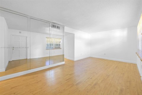 Condo in Hallandale Beach, Florida, 2 bedrooms  № 1971740 - photo 4