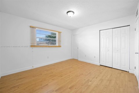 Condo in Hallandale Beach, Florida, 2 bedrooms  № 1971740 - photo 18