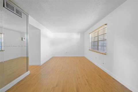 Condo in Hallandale Beach, Florida, 2 bedrooms  № 1971740 - photo 5