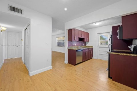 Condo in Hallandale Beach, Florida, 2 bedrooms  № 1971740 - photo 10