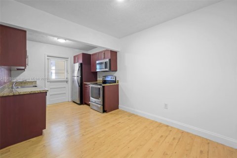 Condo in Hallandale Beach, Florida, 2 bedrooms  № 1971740 - photo 9