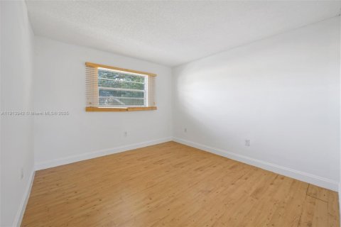 Condo in Hallandale Beach, Florida, 2 bedrooms  № 1971740 - photo 13