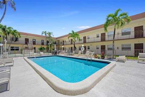 Condo in Hallandale Beach, Florida, 2 bedrooms  № 1971740 - photo 24
