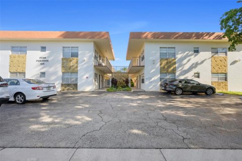 Condo in Hallandale Beach, Florida, 2 bedrooms  № 1971740 - photo 2