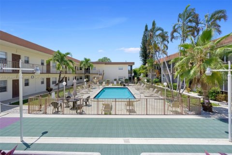 Condo in Hallandale Beach, Florida, 2 bedrooms  № 1971740 - photo 23