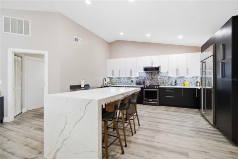 House in Sarasota, Florida 3 bedrooms, 183.67 sq.m. № 2299491 - photo 8