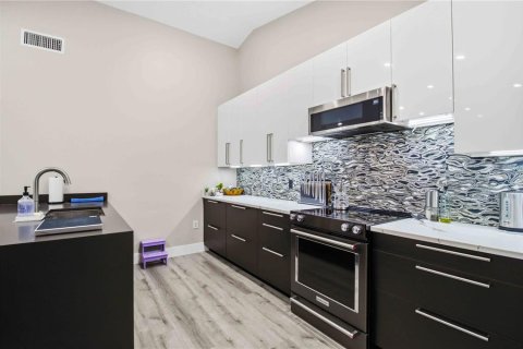 House in Sarasota, Florida 3 bedrooms, 183.67 sq.m. № 2299491 - photo 15