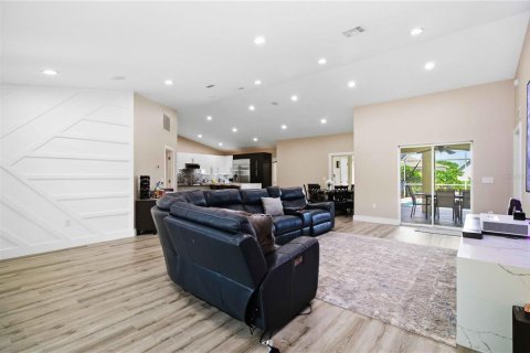House in Sarasota, Florida 3 bedrooms, 183.67 sq.m. № 2299491 - photo 6