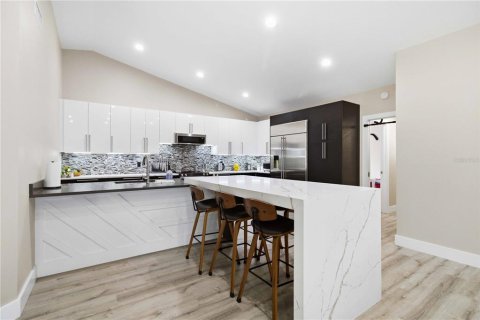 House in Sarasota, Florida 3 bedrooms, 183.67 sq.m. № 2299491 - photo 9