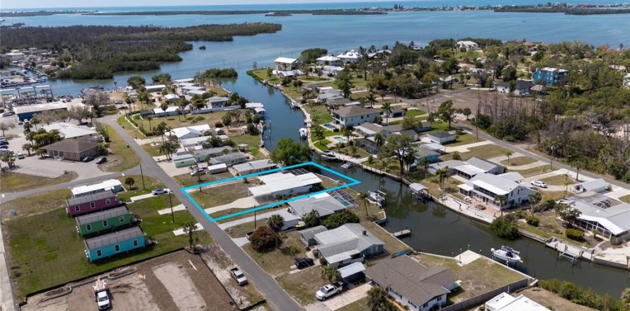 House in Englewood, Florida 2 bedrooms, 117.06 sq.m. № 2098704
