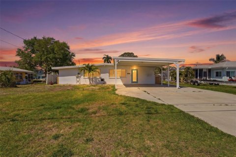 House in Englewood, Florida 2 bedrooms, 117.06 sq.m. № 2098704 - photo 2