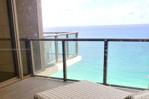 Condominio en alquiler en Bal Harbour, Florida, 2 dormitorios, 156.54 m2 № 1938170 - foto 1