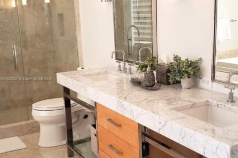 Condo in Bal Harbour, Florida, 2 bedrooms  № 1938170 - photo 12