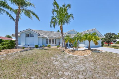 House in Sun City Center, Florida 2 bedrooms, 180.6 sq.m. № 1649230 - photo 1