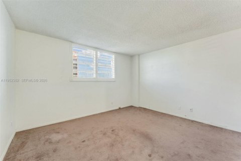 Condo in Coral Gables, Florida, 1 bedroom  № 2010070 - photo 21