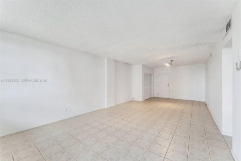 Condo in Coral Gables, Florida, 1 bedroom  № 2010070 - photo 17