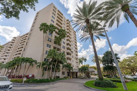Condo in Coral Gables, Florida, 1 bedroom  № 2010070 - photo 2