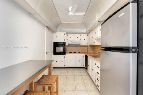 Condo in Coral Gables, Florida, 1 bedroom  № 2010070 - photo 11