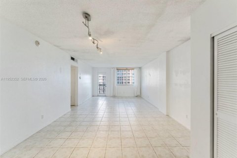 Condo in Coral Gables, Florida, 1 bedroom  № 2010070 - photo 14