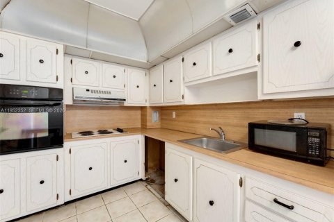 Condo in Coral Gables, Florida, 1 bedroom  № 2010070 - photo 12