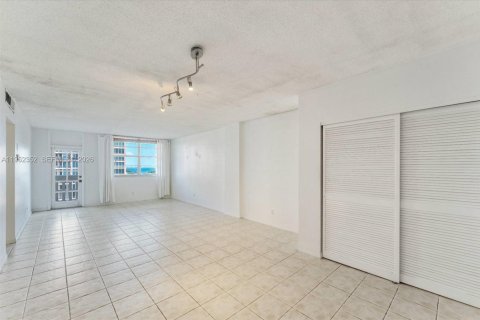 Condo in Coral Gables, Florida, 1 bedroom  № 2010070 - photo 13