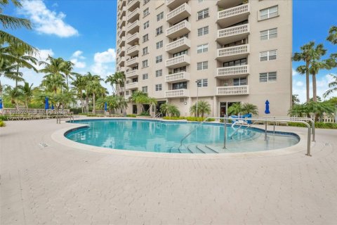 Condo in Coral Gables, Florida, 1 bedroom  № 2010070 - photo 27